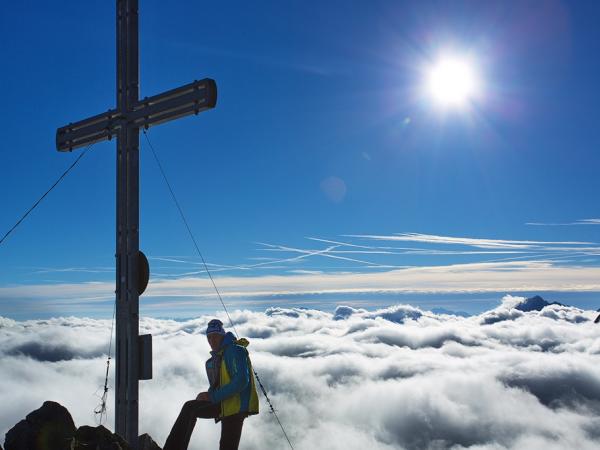 Typische Herbstwetterlage - Nebel über den Tälern, strahlend blauer Himmel darüber auf der Rinnenspitze dem Bausberg der Franz Senn Hütte