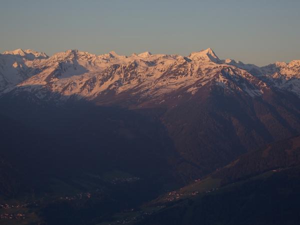 Der Blick in die Stubaier Berge verdeutlicht die derzeitige Schneelage oberhalb ca 2000m in der  Nordhälfte gut. Die Situation ist in den nördlichen Kalkalpen ähnlich wie am Alpenhauptkamm!