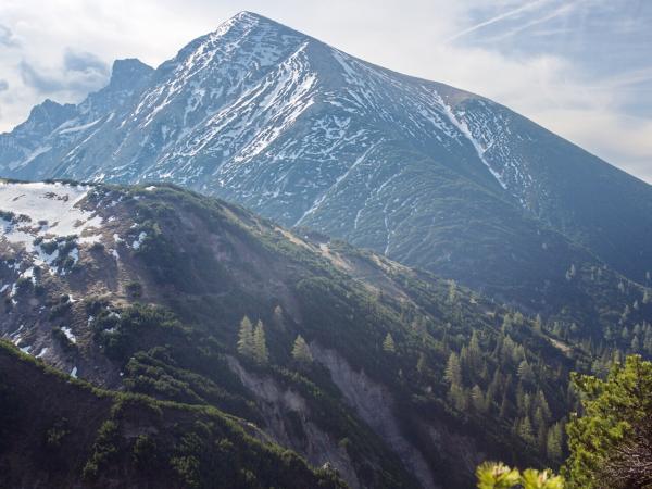 Das Bild vom Solstein zeigt die derzeitige Situation was Schneefelder betrifft recht gut!