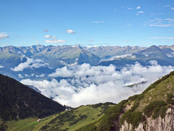 Blick auf das Solsteinhaus, im Hintergrund die Stubaier Alpen