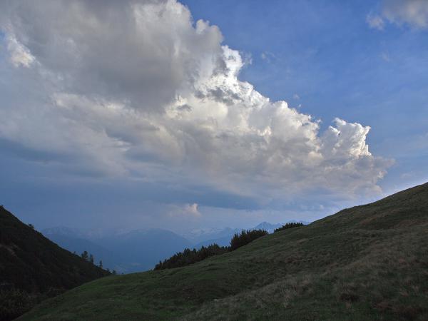 Eher eine harmlose Wolkenformatiion was eine Gewitterbildung betrifft!