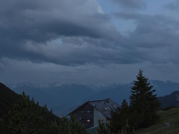 Hingegen sind gegen Süden hin keine Anzeichen zu erkennen welche auf ein Gewitter in nächster Zeit erwarten lassen.