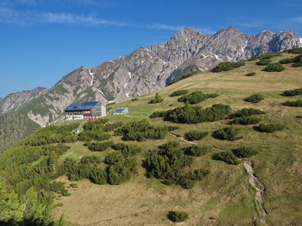 Hütte mit Kuhljochspitze