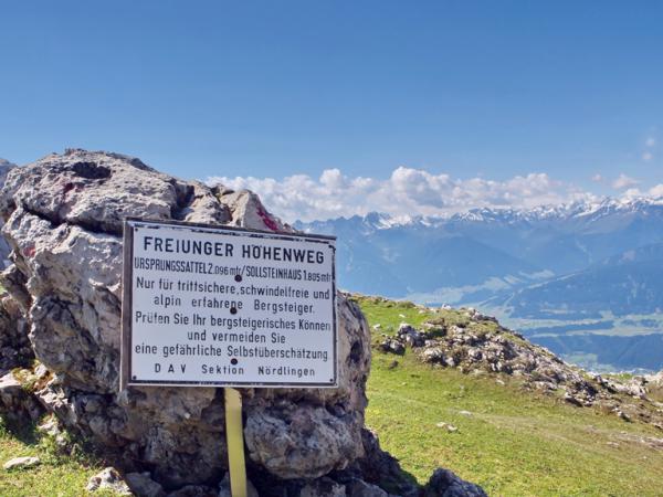 Der Bergweg über die Freiungen ist äußerst anspruchsvoll - die Info am Ursprungsattel sollten unbedingt beherzigt werden. Deutlich einfacher ist der Weg zum Solsteinhaus über die Eppzirlerscharte!