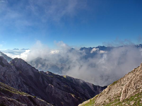 Links die Gipfel rund um den Olperer, rechts der Bereich der Ruderhofspitze in den STubaier Bergen