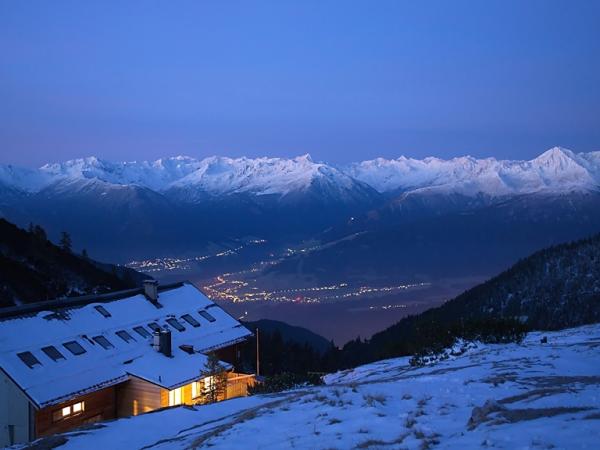 Über das Inntal geht der Blick in die bereits recht ordentlich verschneiten Stubaier berge!