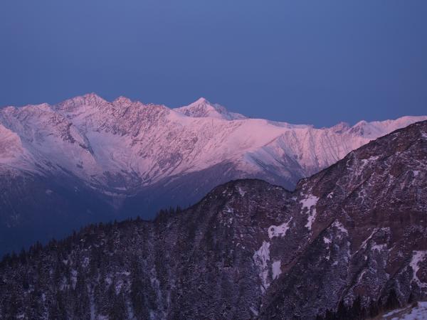 Für einige Augenblick zaubert die aufgehende Sonne die verschneiten Berge in ein fantastisches Licht!