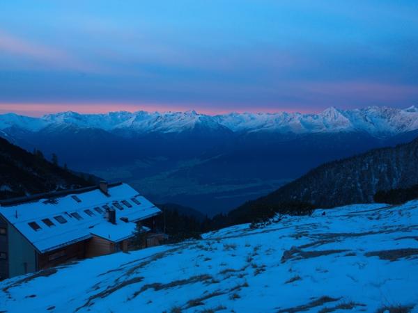 Am Alpenhauptkamm macht sich schon am frühen Morgen  der Föhn bemerkbar!