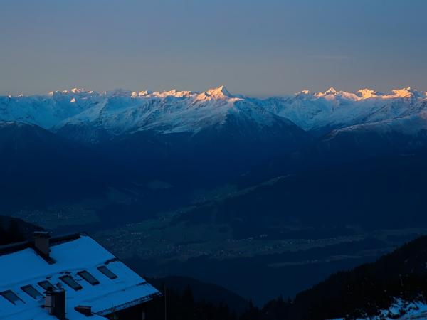 Während die Täler noch im Dunklen liegen erstrahlen die Bergspitzen bereits im Gold der aufgehenden Sonne!