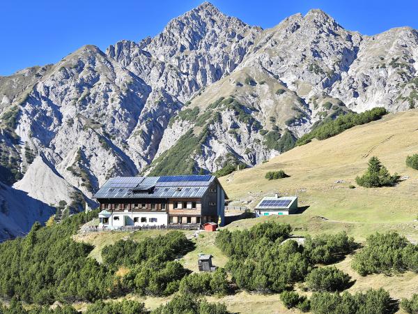 Solsteinhaus mit Kuhljochspitze