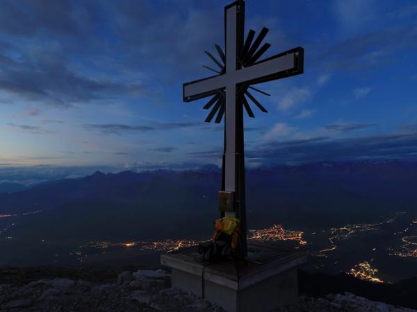 Zu Tagesbeginn am Gipfel des Solstein