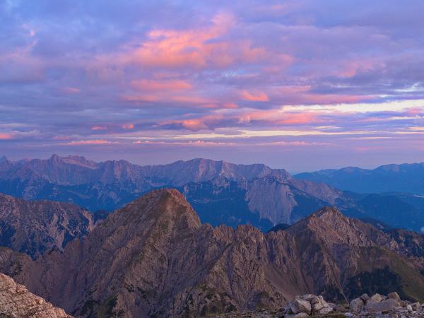 Blich nach Westen vom Gipfel des Solstein! Im Vordergrund die Erlspitze.