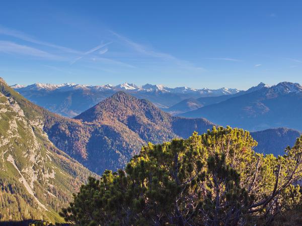 Herbst-die schönste Zeit im Karwendel! Im Hintergrund die Zillertaler Alpen