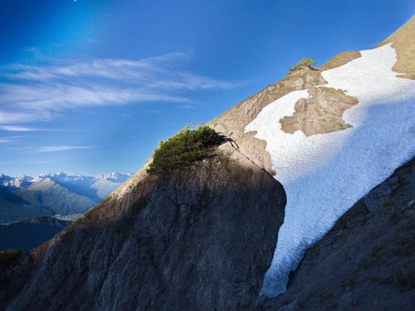 EIn stabiler Bergschuh mit steifer Sohle und gutem Profil sowie ein Espickel sinnd eine absolute Notwendigkeit bei einer Begehung von solchen Schneefeldern. 