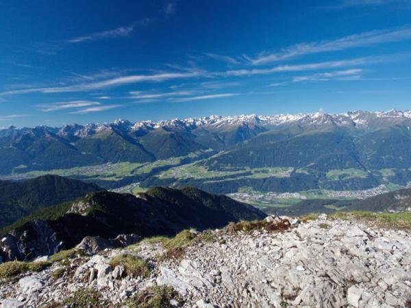 Blick von den Freiungen ins Inntal und zu den Stubaier Bergen.