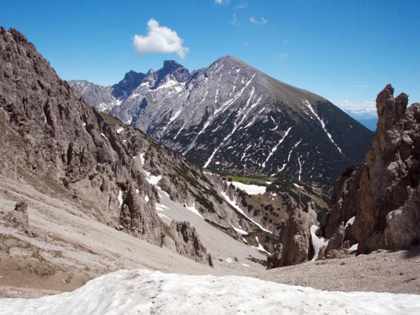 Der Blick von der Eppzirler-Scharte zeigt, dass der Anstieg auf den Solstein nahzu schneefrei ist!