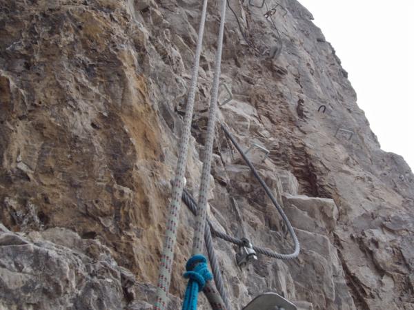 Bei der Kontrolle des Klettersteiges wurden das Seil an allen Klemmstellen auf eventuelle Drahtbrüche kontrolliert!