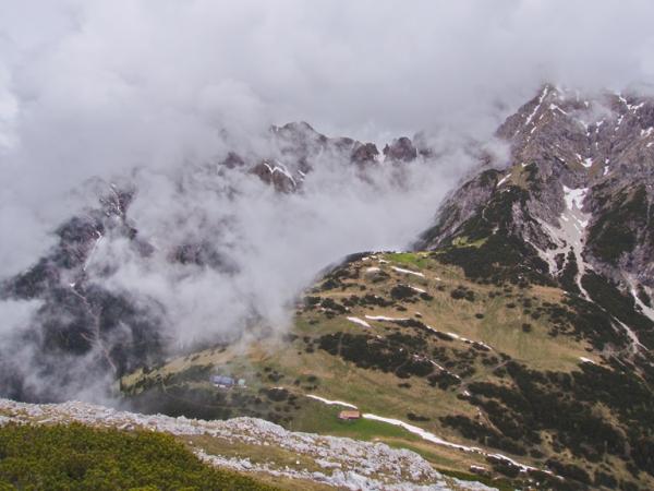 Blick auf das Solsteinhaus und die Erlspitze vom Anstig zum Solstein! Der Ansteig ist beinahe schneefrei!