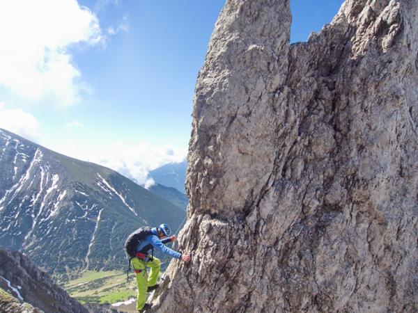 Blick vom Erlspitz-Westgrat auf die Hütte