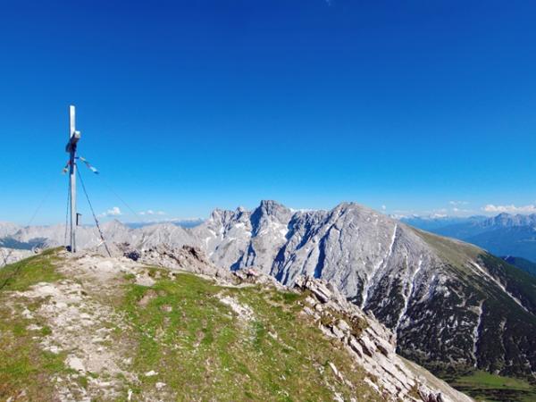 Traumhafte Aussicht vom Gipfel der Erlspitze.