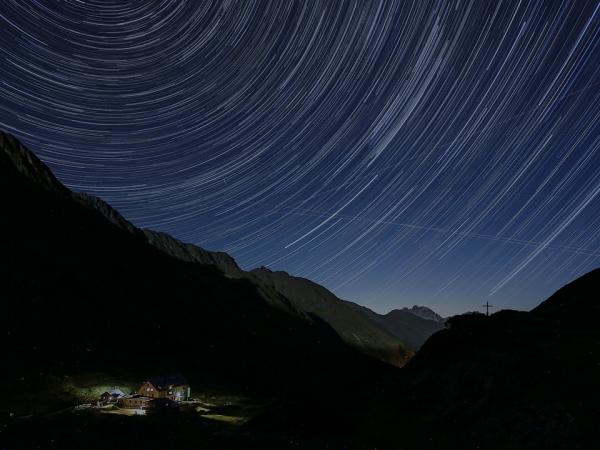 Stern-Strichspuren über der Franz Senn Hütte