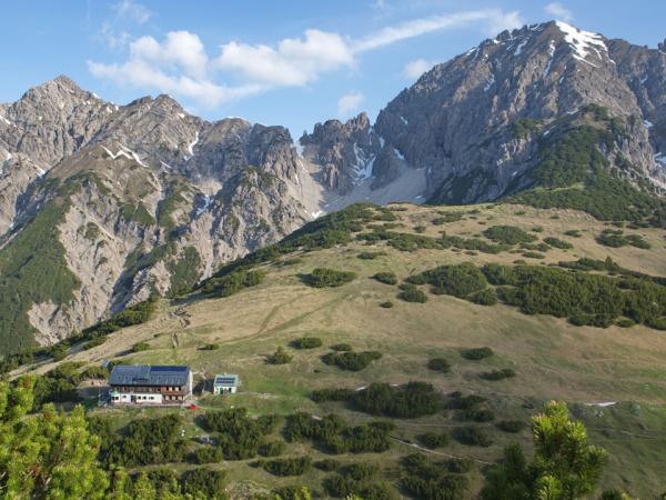 Links die Kuhljochspitze, in Bildmitte die Eppzirler Scharte,rechts die Erlspitze! Bitte vom Bild nicht täuschen lassen! Es gibt noch sehr viele Altschneefelder, in der Nordhälfte trifft man oberhalb von etwa 2000m großteils noch auf eine geschlossene Schneedecke!