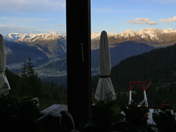 Blick aus dem Fenster der Gaststube auf die Stubaier Alpen!