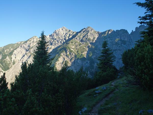 Der Blick auf die Kuhljochspitze wenige Gehminuten hinter der Hütte