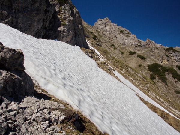 eines der sehr steilen Schneefelder zwischen Ursprungsattel und der Eppzirler Scharte