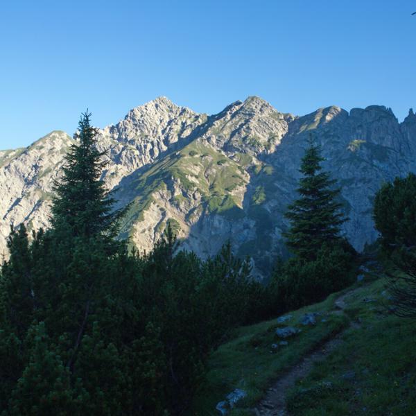 Der Blick auf die Kuhljochspitze wenige Gehminuten hinter der Hütte