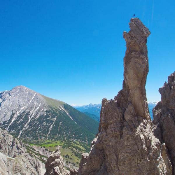 Am Westgrat der  Erlspitze-im Hintergrund der Solstein.