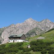 Die Kuhljochspitze im Hintergrund des Solsteinhauses